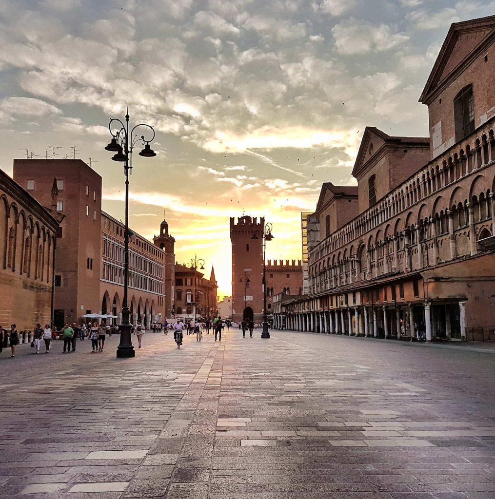 Piazza al tramonto - Fotografare Ferrara