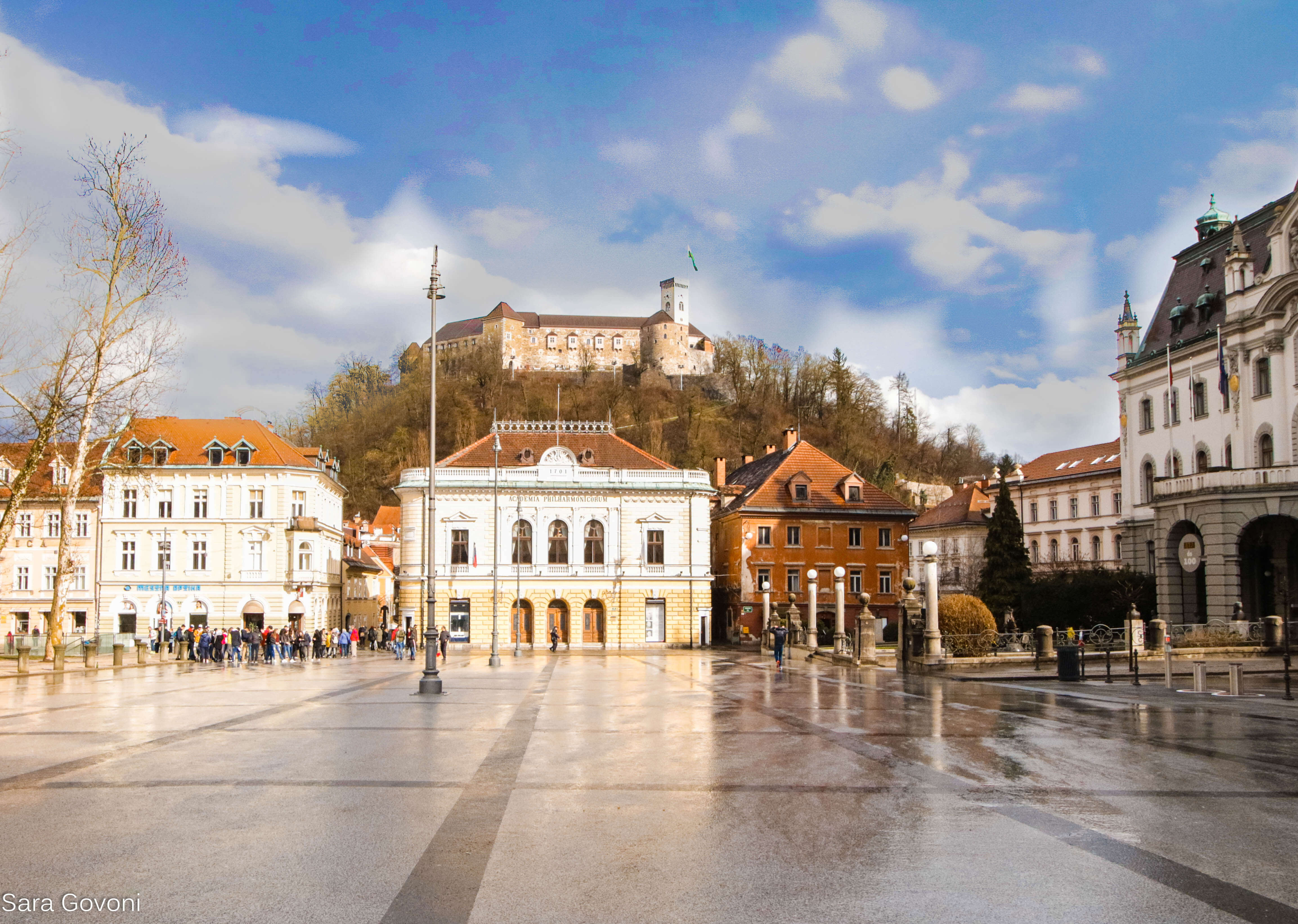 Visitare Lubiana in due giorni: piazza centrale di lubiana libera da persone e con il castello in sfondo