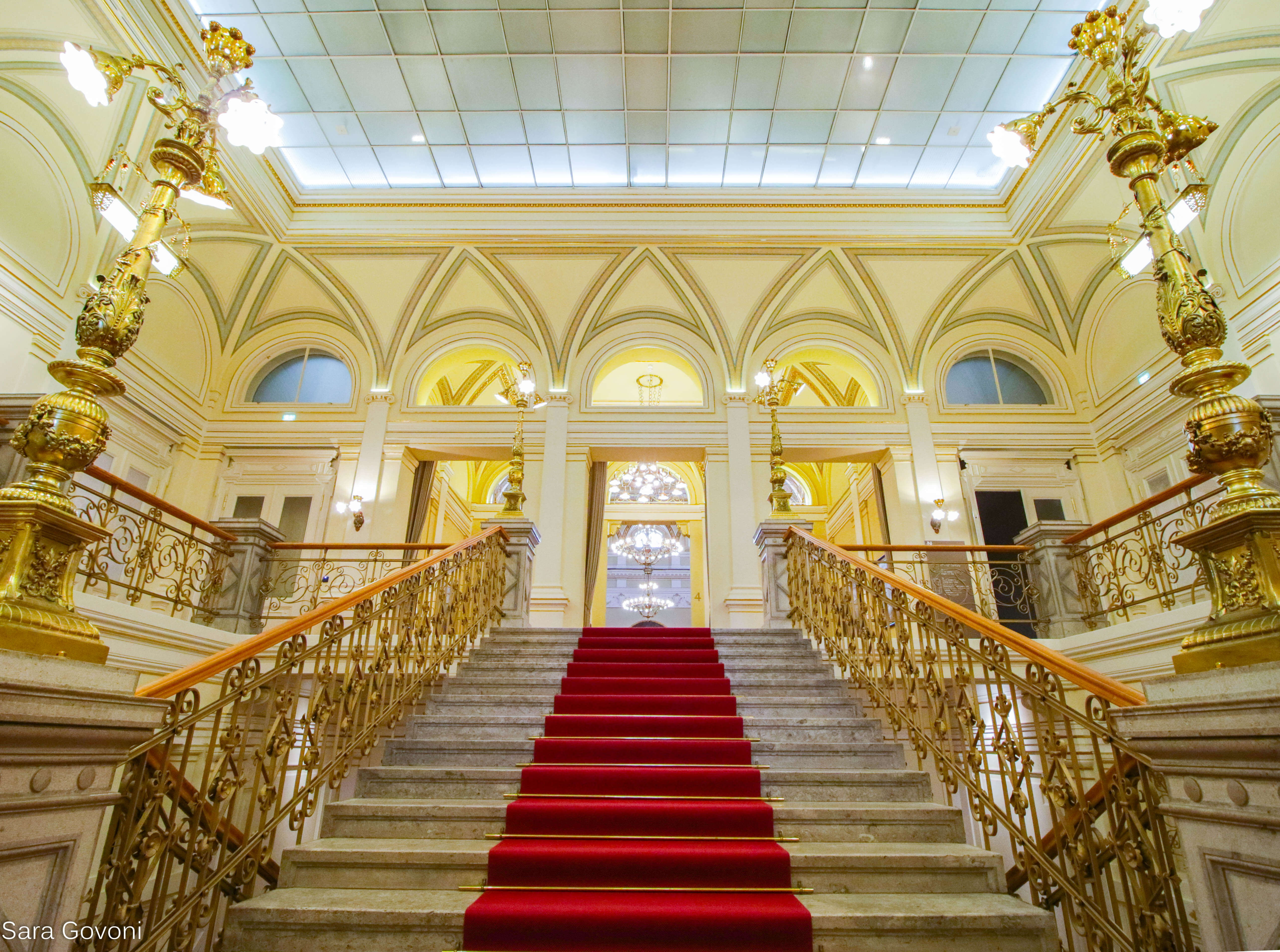 La scalinata del palazzo della Galleria Nazionale Slovena