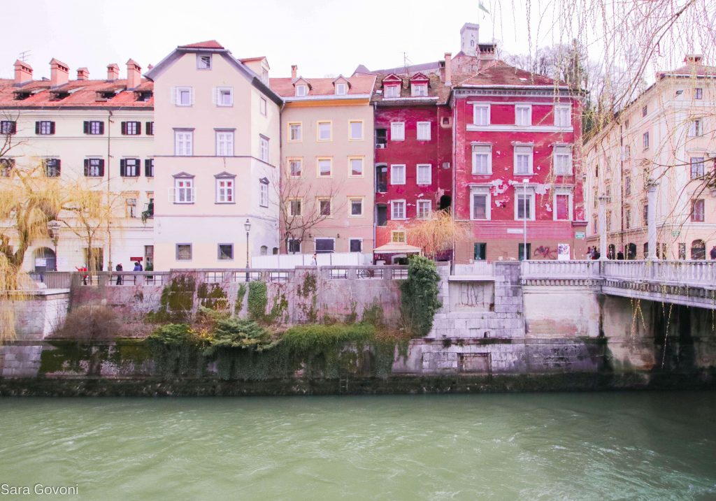 Visitare Lubiana in due giorni: le case colorate lungo il fiume