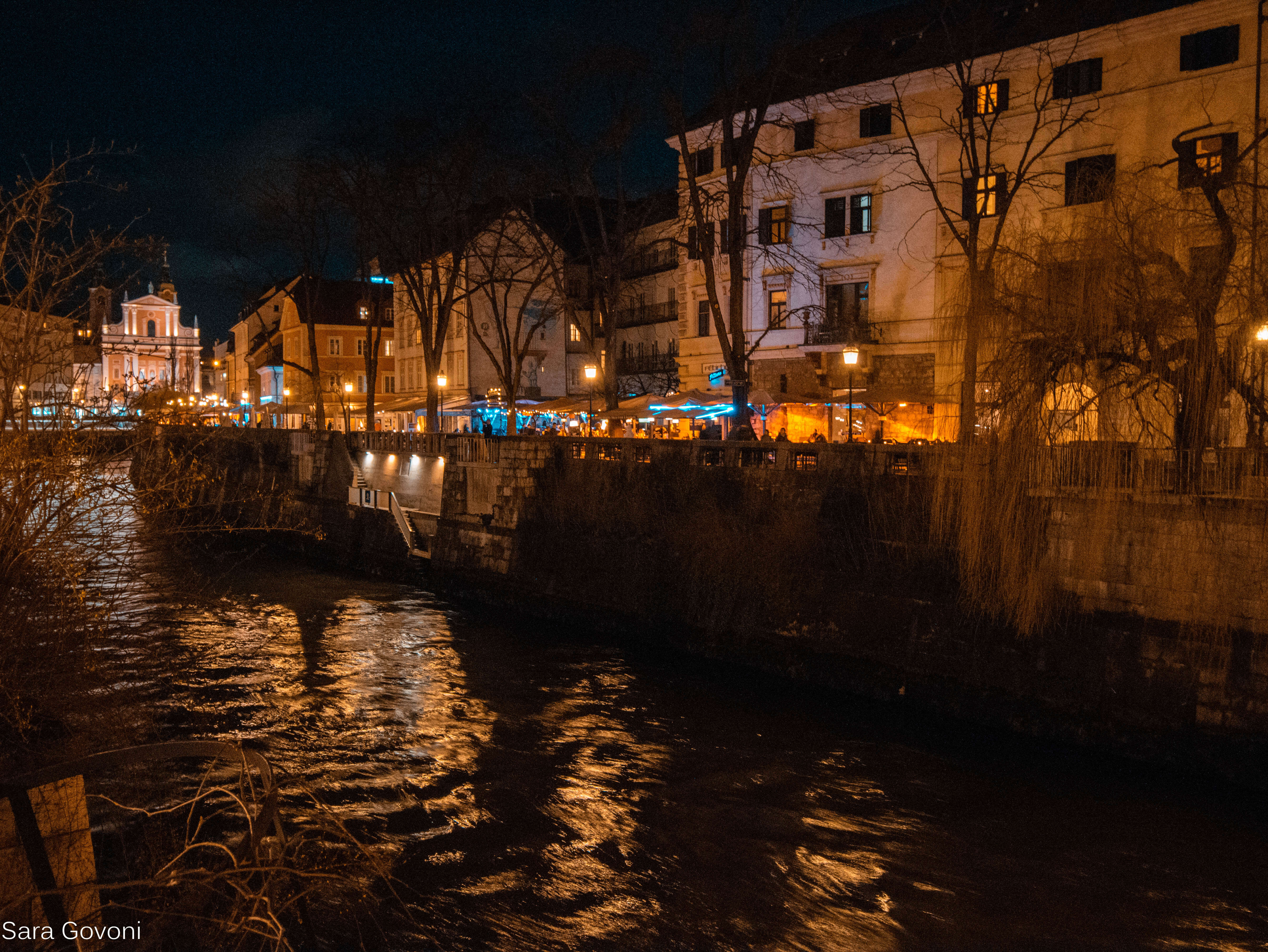 Visitare Lubiana in due giorni: passeggiata serale sul lungofiume