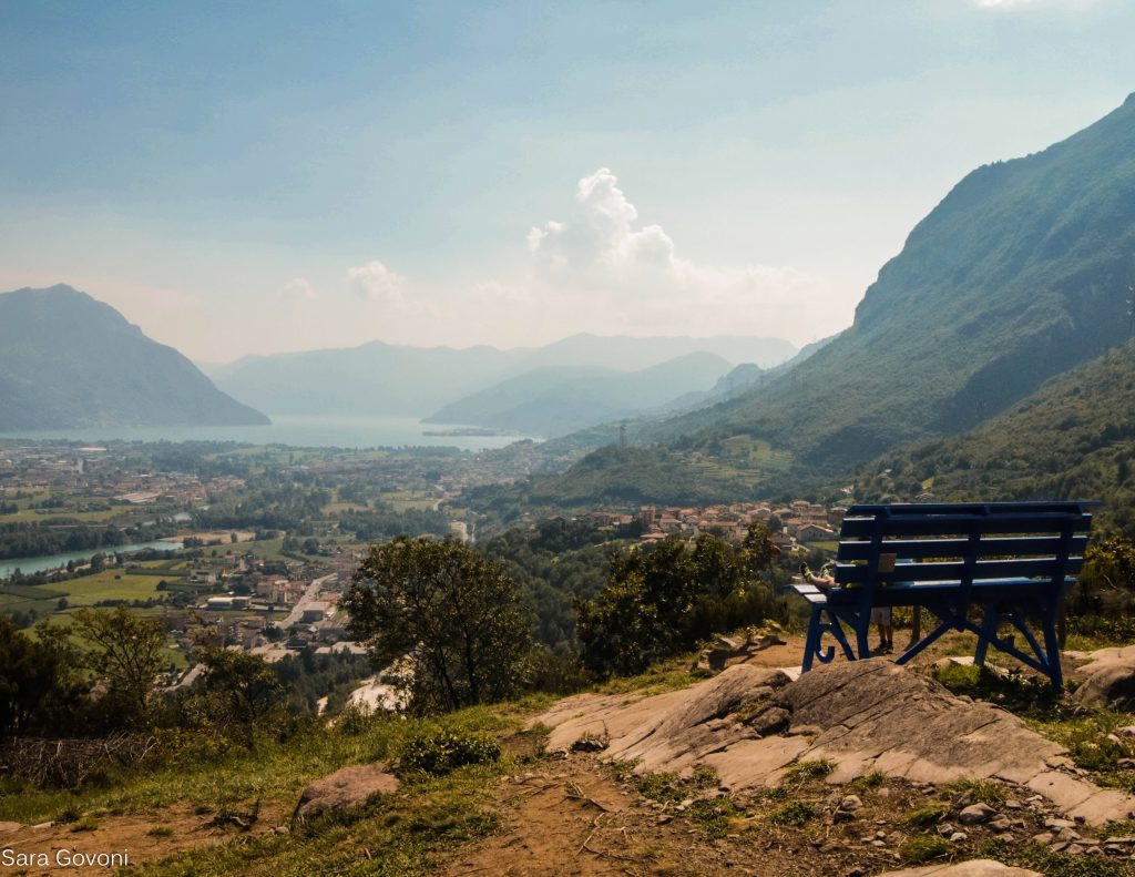 panchine giganti sul Lago d’Iseo