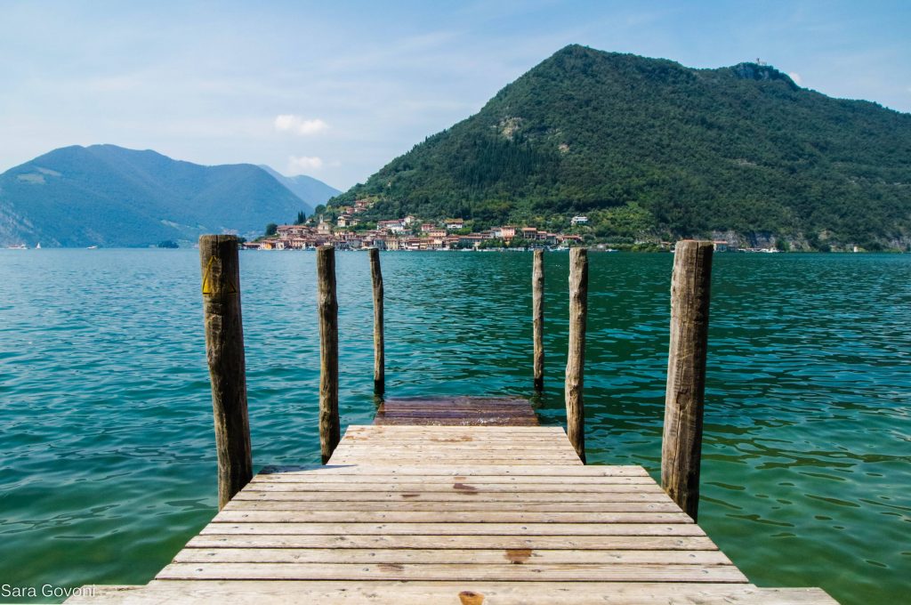 SUlzano borghi sul lago d'Iseo porto con Monte isola