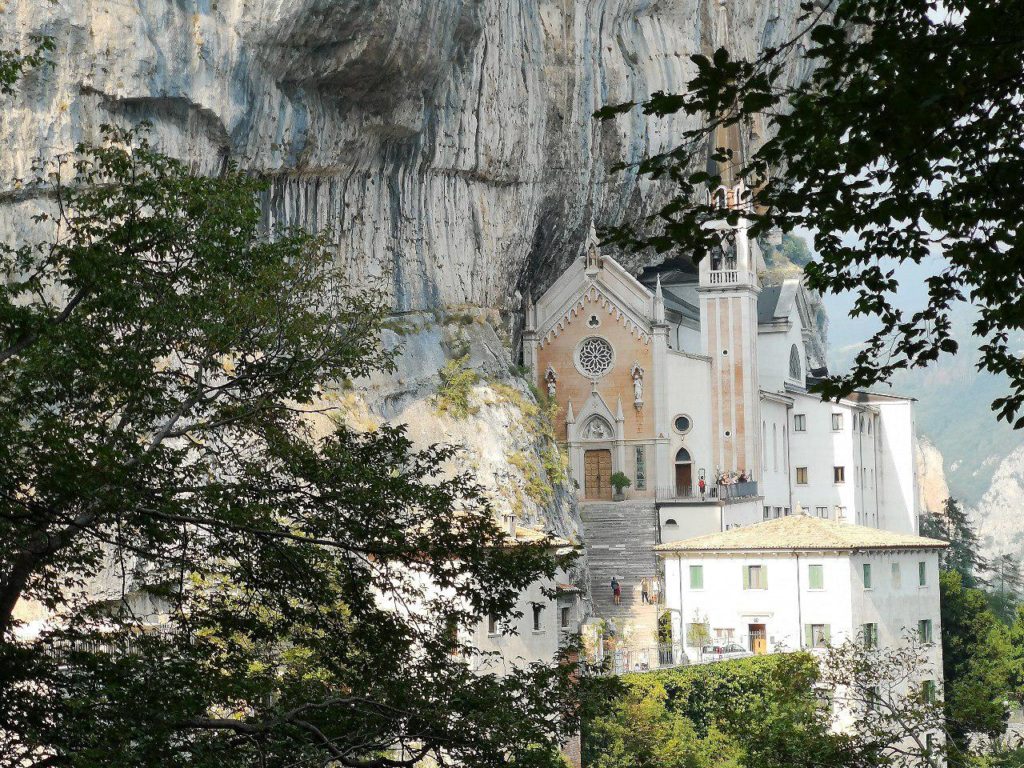 trekking semplici da fare in Veneto: Visitare il Santuario della Madonna della Corona