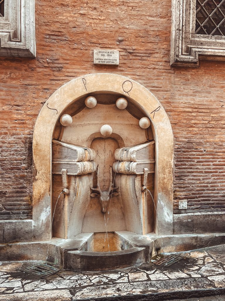roma insolita - fontana dei libri
