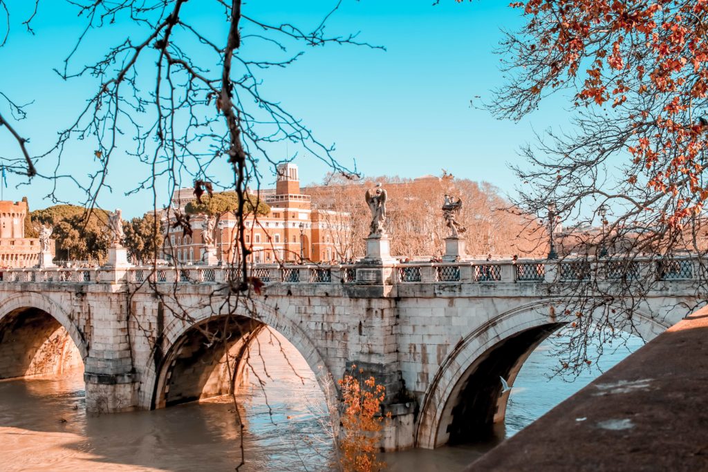 Veduta di Ponte Sant'Angelo incorniciato dai rami del lungotevere