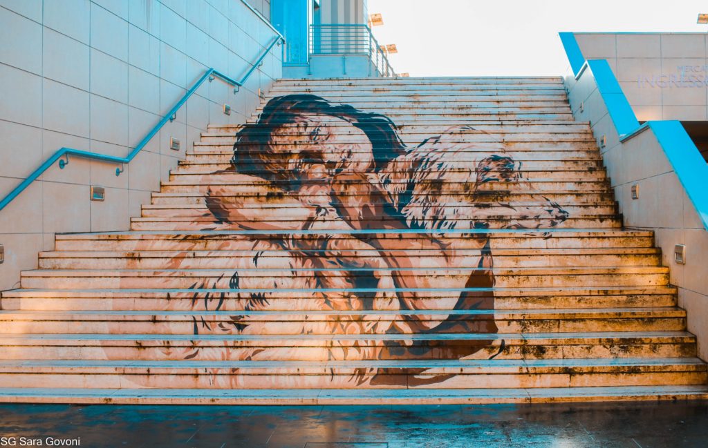 Scalinata del Meracto Trionfale con graffito sui gradini raffigurante Anna Magnani con il cane