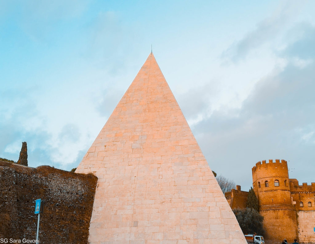Veduta della Piramide Cestia, una tappa dell'itinerario nella Roma Insolita