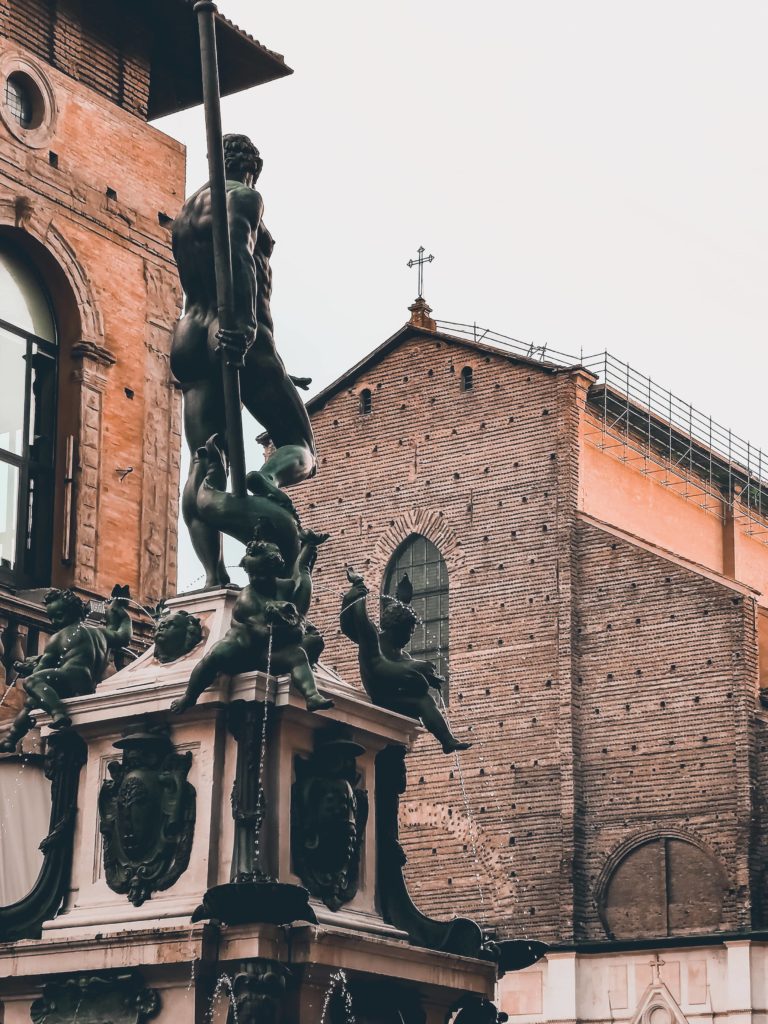 Alla scoperta dei sette segreti di Bologna: quali sono, dove trovarli. Un tour nella Bologna misteriosa