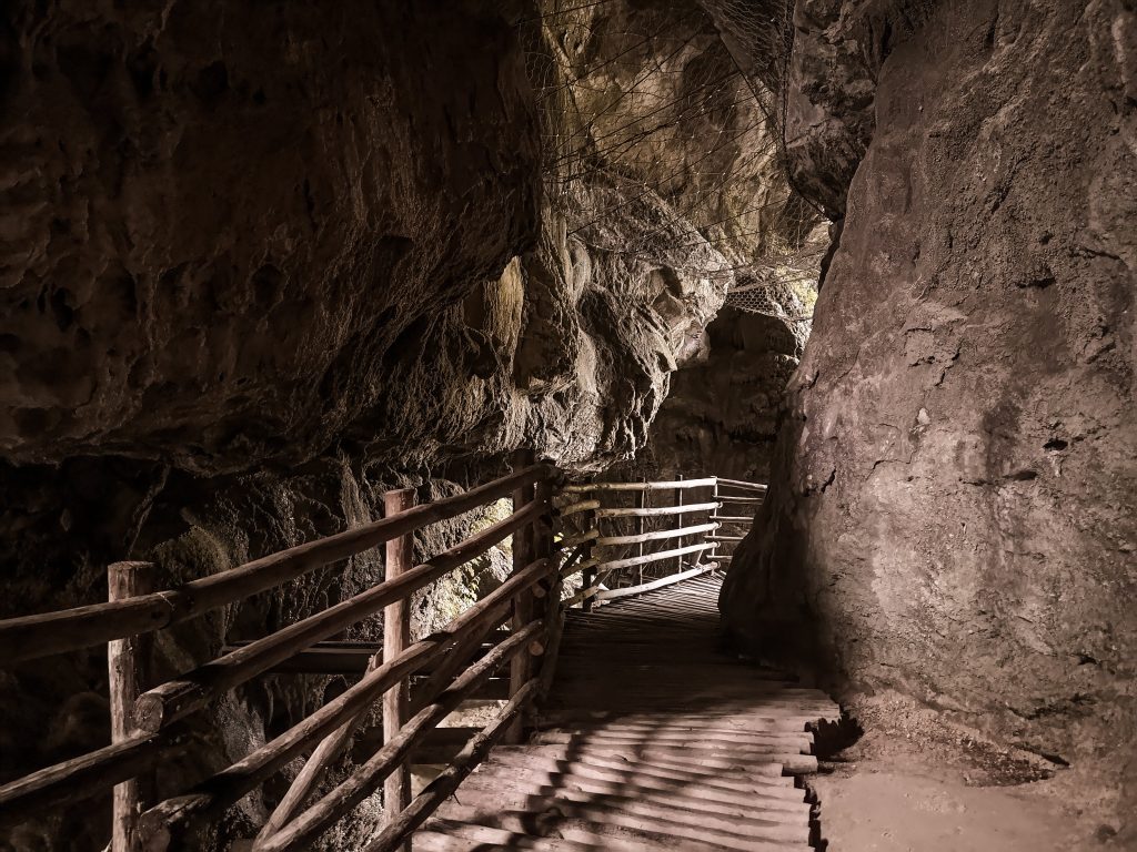 dettaglio delle grotte del caglieron tra i trekking facili da fare in veneto