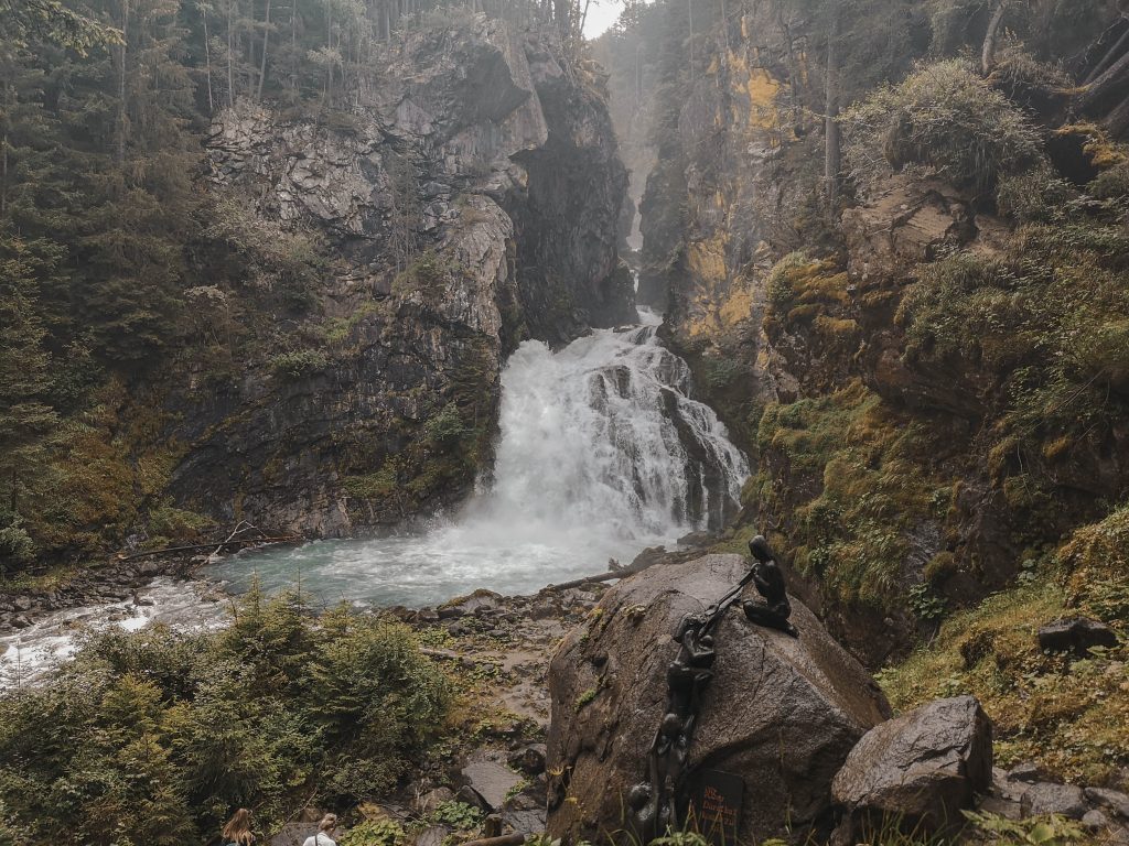 Trekking alle Cascate di Riva: tra getti d’acqua, fly line e alberi da abbracciare