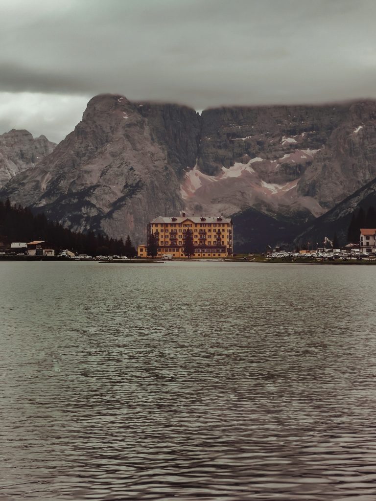 autunno sulle dolomiti - lago di misurina