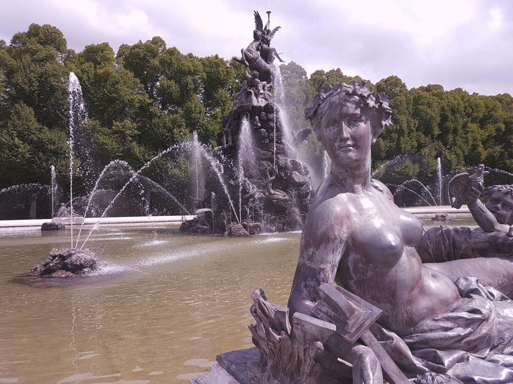 Visitare il Castello di Herrenchiemsee: dettaglio fontana del parco