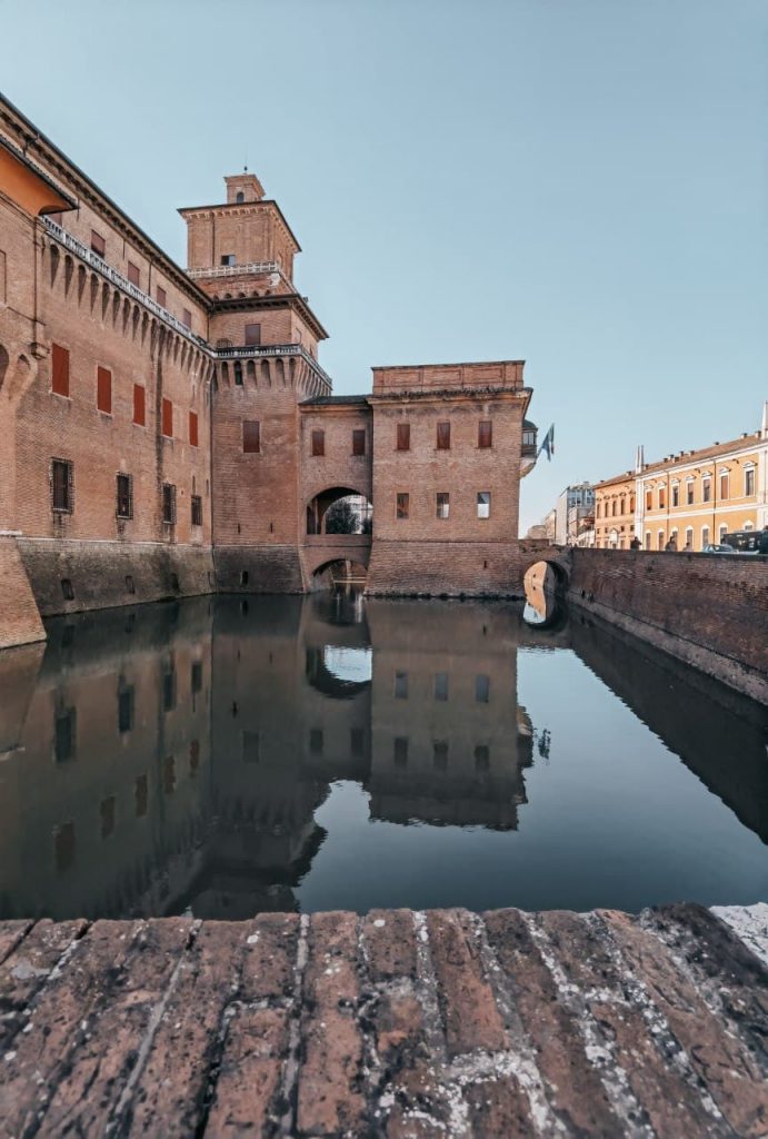 Cosa fare a Ferrara: castello estense specchiato nel fossato