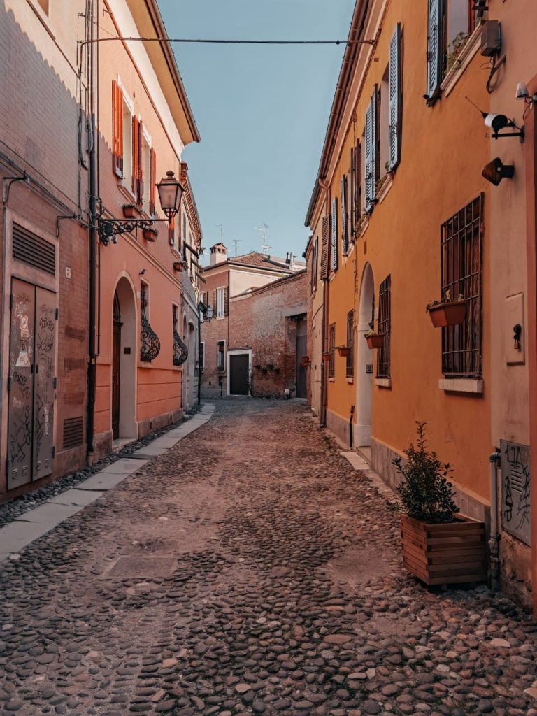 cosa fare a Ferrara: la bellissima via zemola in fiore