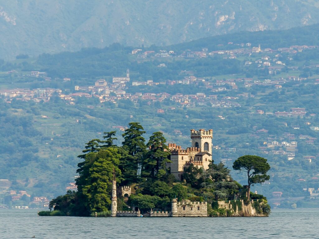 I luoghi dello studio Ghibli nella realtà: isola di loreto ne lago d'iseo