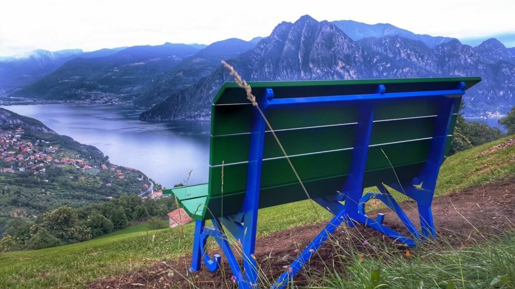 Panchina Gigante verde e blu di Riva di Solto