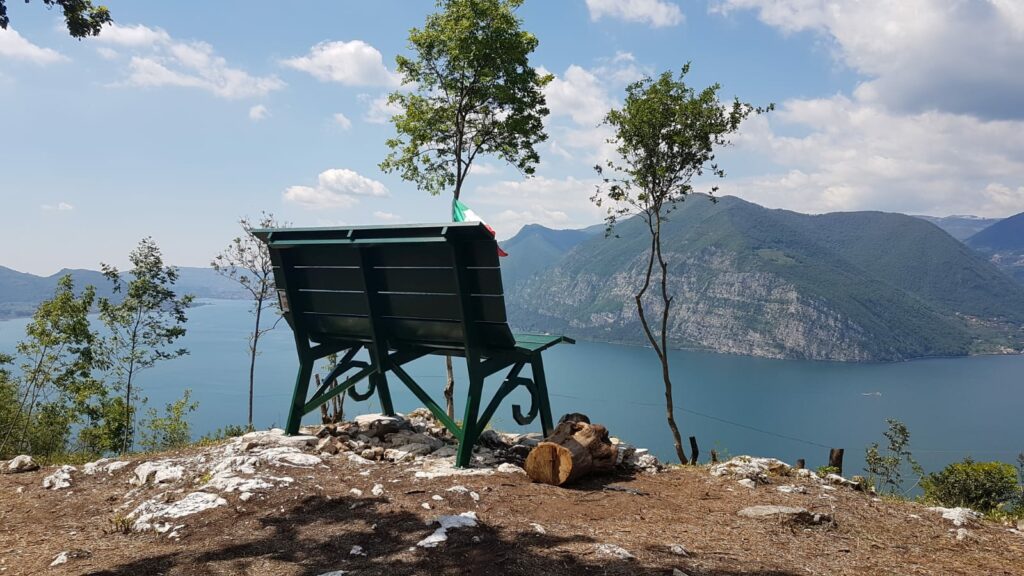 panchine giganti sul lago d'iseo: panchina verde sul panorama