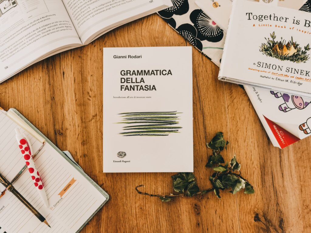 Libri per social media manager: flatlay di Grammatica della Fantasia