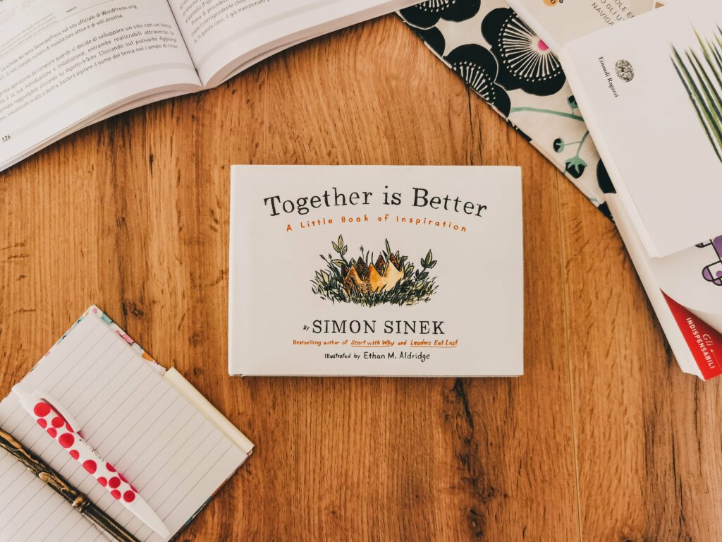 Libri che tutti i social media manager dovrebbero leggere: flatlay di Together is better