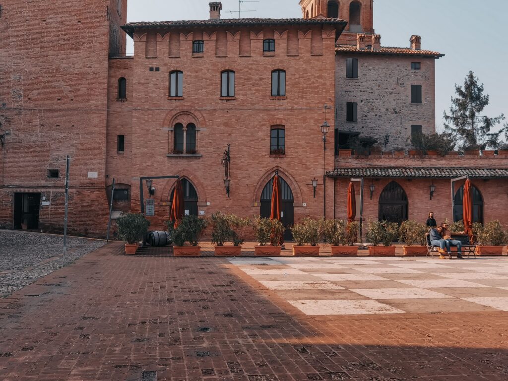 Cosa vedere a Castelvetro di Modena la piazza principale con la scacchiera - san valentino in Emilia Romagna