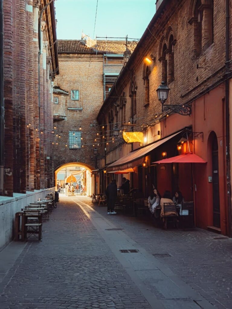 Al Brindisi via con tavolini e lucine nel centro storico a Ferrara, itinerario nella Ferrara insolita e misteriosa