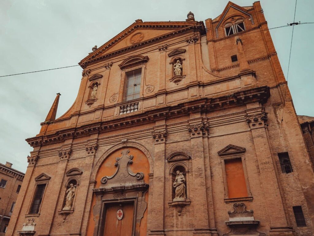 chiesa di San Domenico a Ferrara vista dal basso verso l'alto