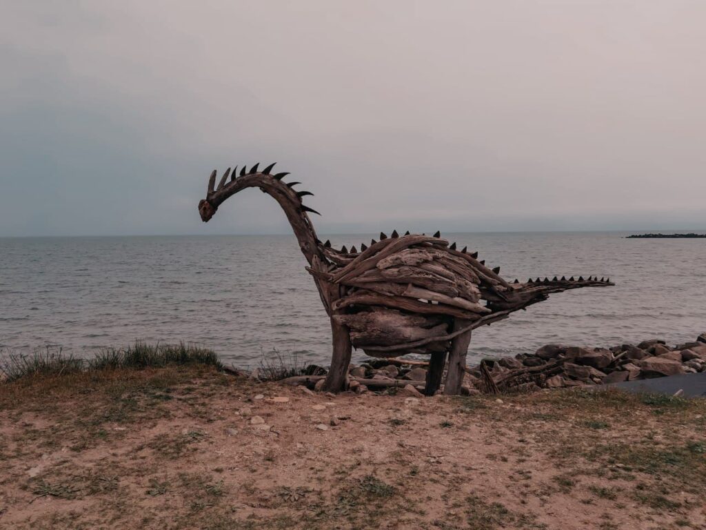 il dino sculture in legno dei lidi ferraresi di Enrico Menegatti