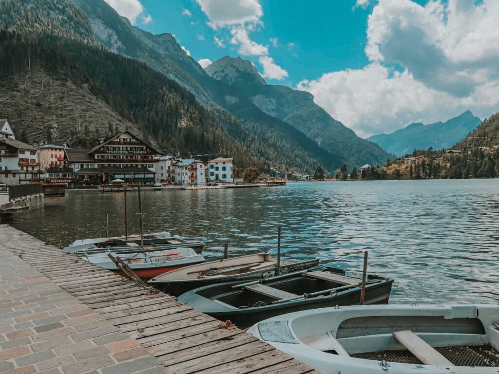 borghi veneti: barche ormeggiate al lago di alleghe