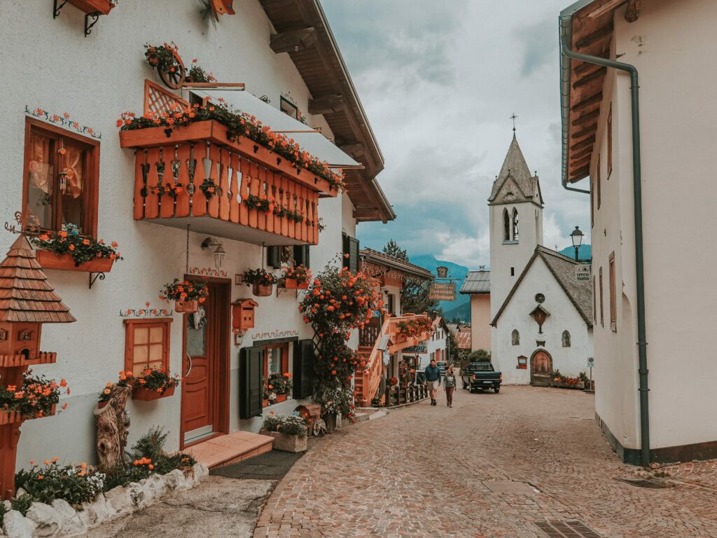 autunno sulle dolomiti - centro e chiesa di sottoguda vicino ad alleghe