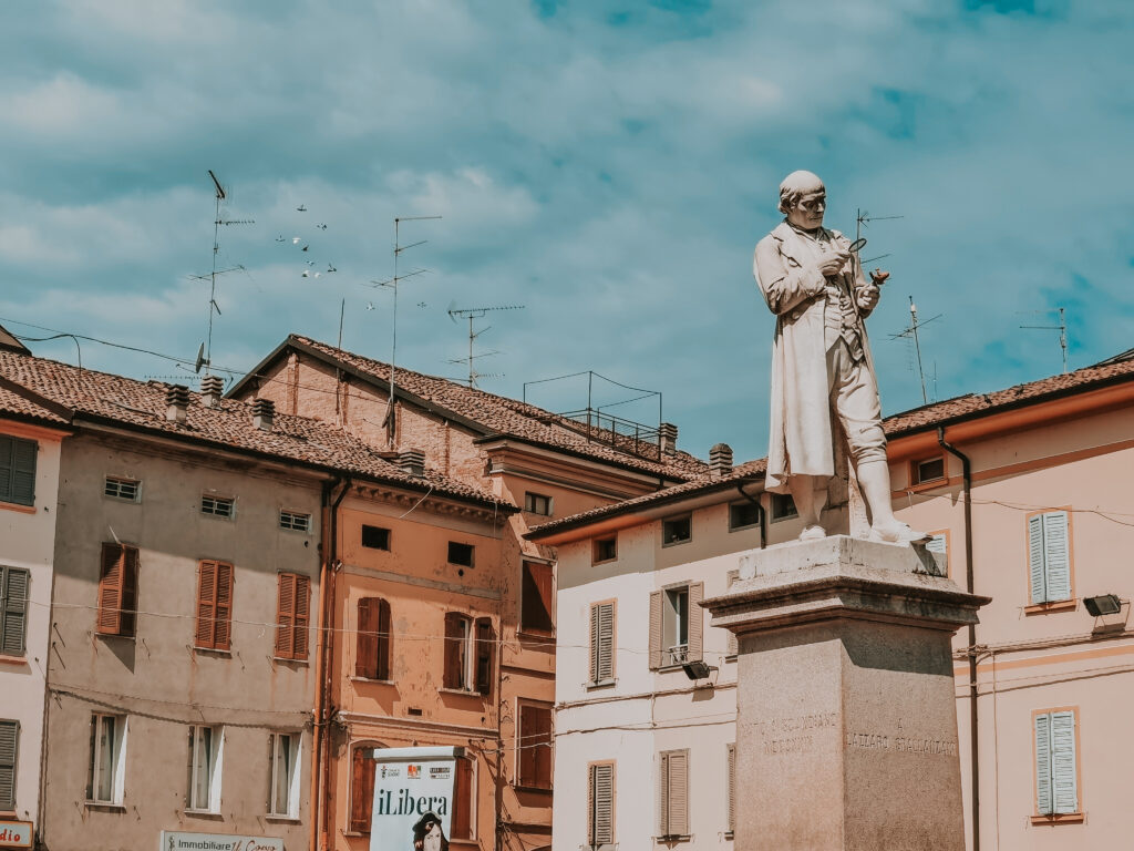 dintorni di reggio emilia: statua di Lazzaro Spallanzani a Scandiano