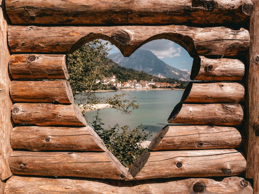 visuale sul lago di barcis a forma di cuore