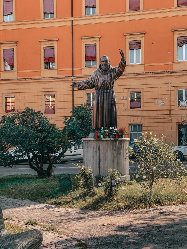 bologna insolita e segreta - la statua di padre pio alieas obi-wan a Bologna