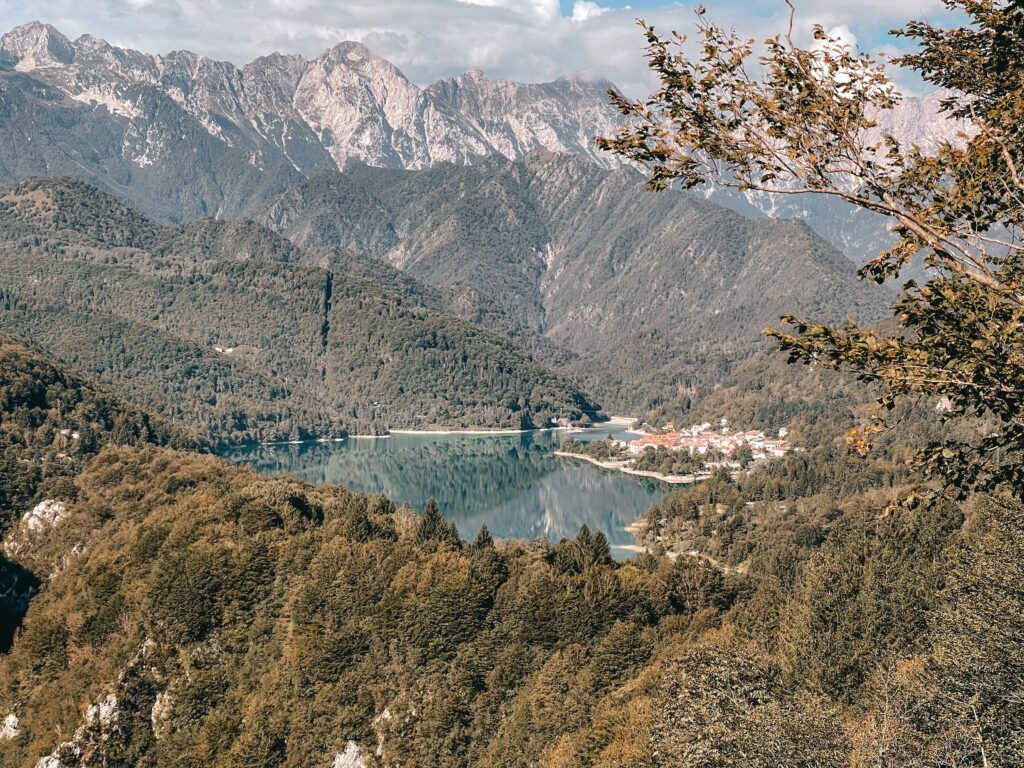vista del lago di barcis dall'alto del terzo punto panoramico