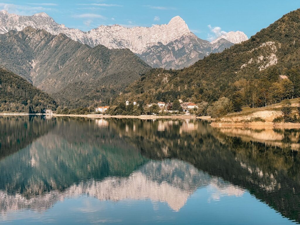 Cosa fare al Lago di Barcis: alla scoperta del lago e del Sentiero del Dint