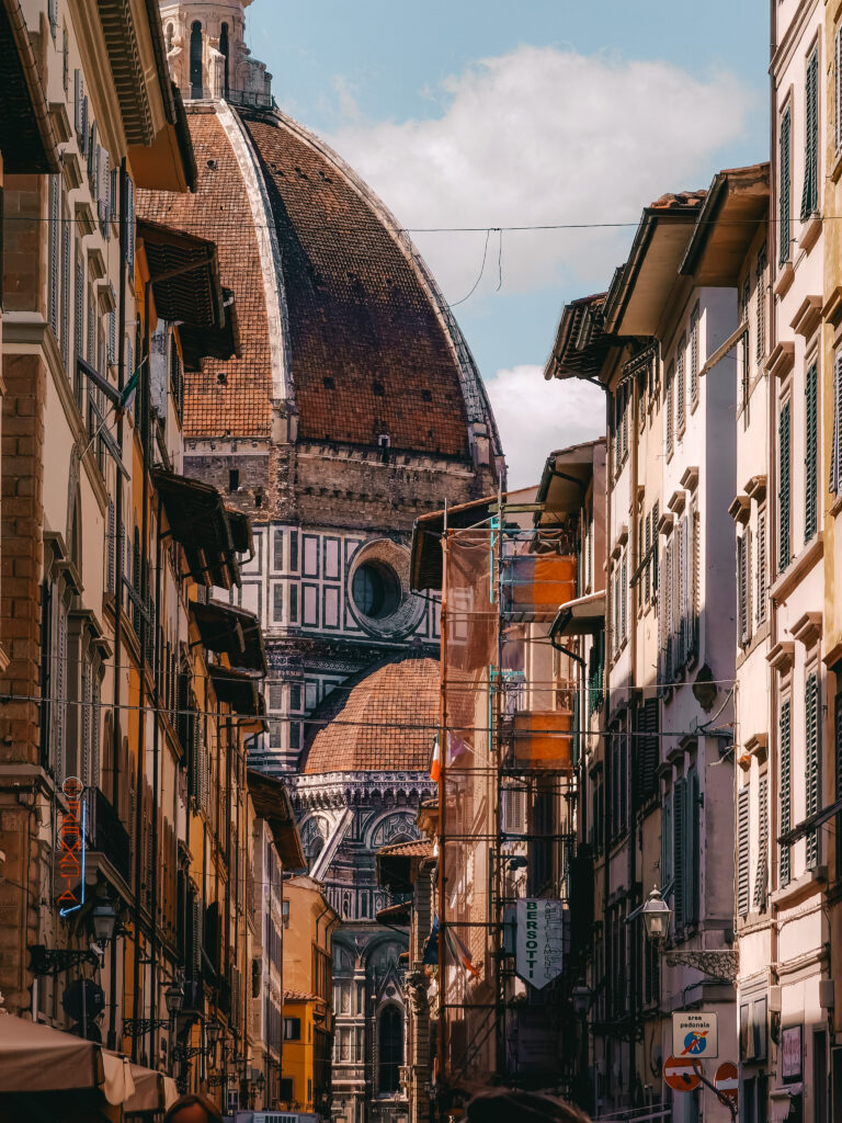 via di firenze con cupola che spunta