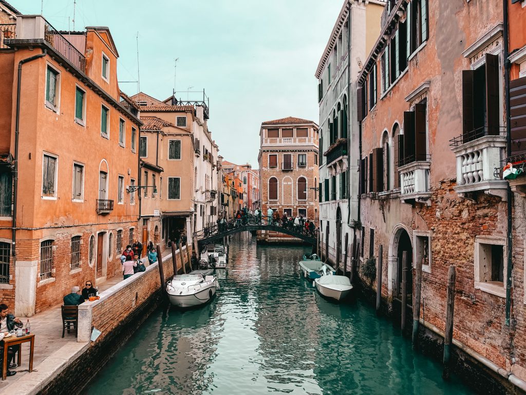 palazzo tetta e il ponte visti da lontano