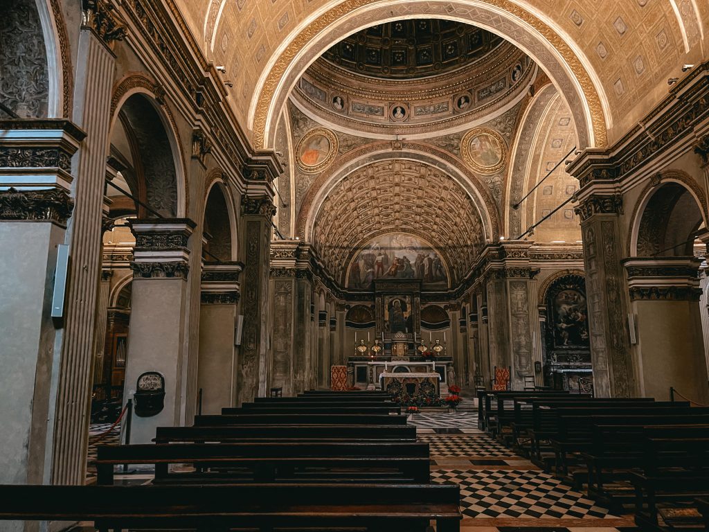 interno della chiesa con l'effetto ottico del bramante