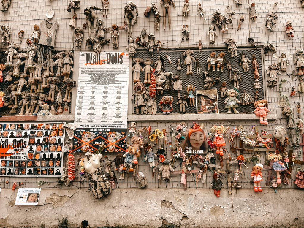 street art milano: wall of dolls