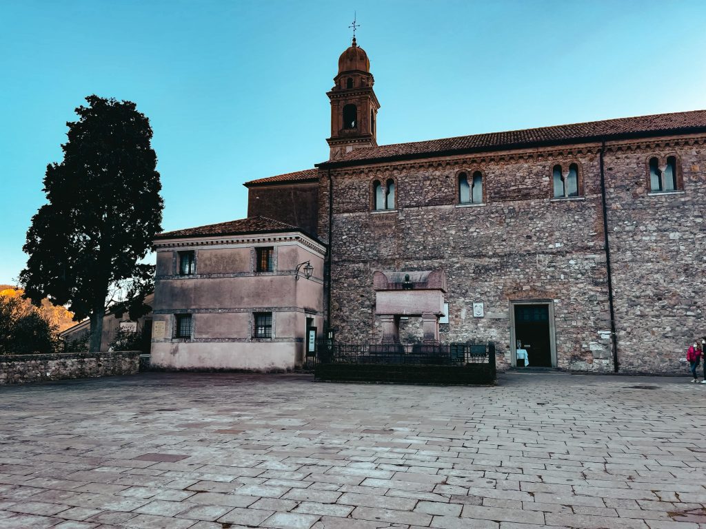 la chiesa del borgo e la tomba di Petrarca
