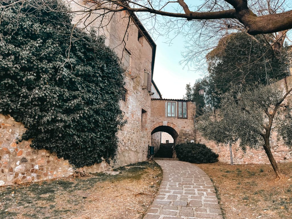 ingresso del borgo di Arquà Petrarca