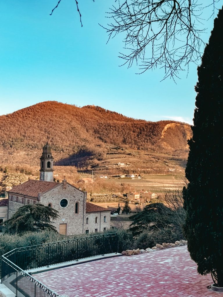 la vista dei colli euganei da Via Roma nel borgo di Arquà