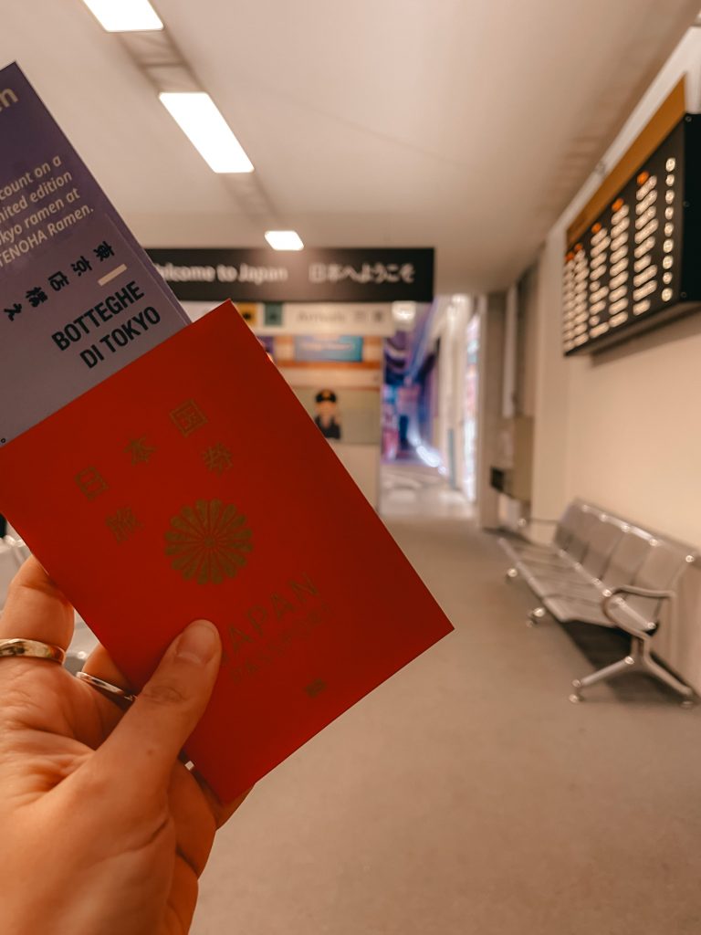 biglietto e passaporto dato alla mostra Le Botteghe di Tokyo