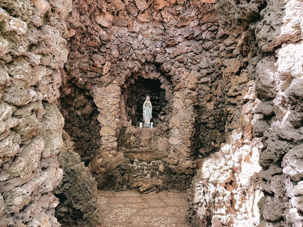 Visitare il Parco Sigurtà: la grotta votica all'interno del parco e immersa nella roccia