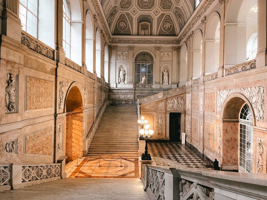 palazzo reale di napoli, scalinata principale, tra le cose da fare a napoli in un weekend