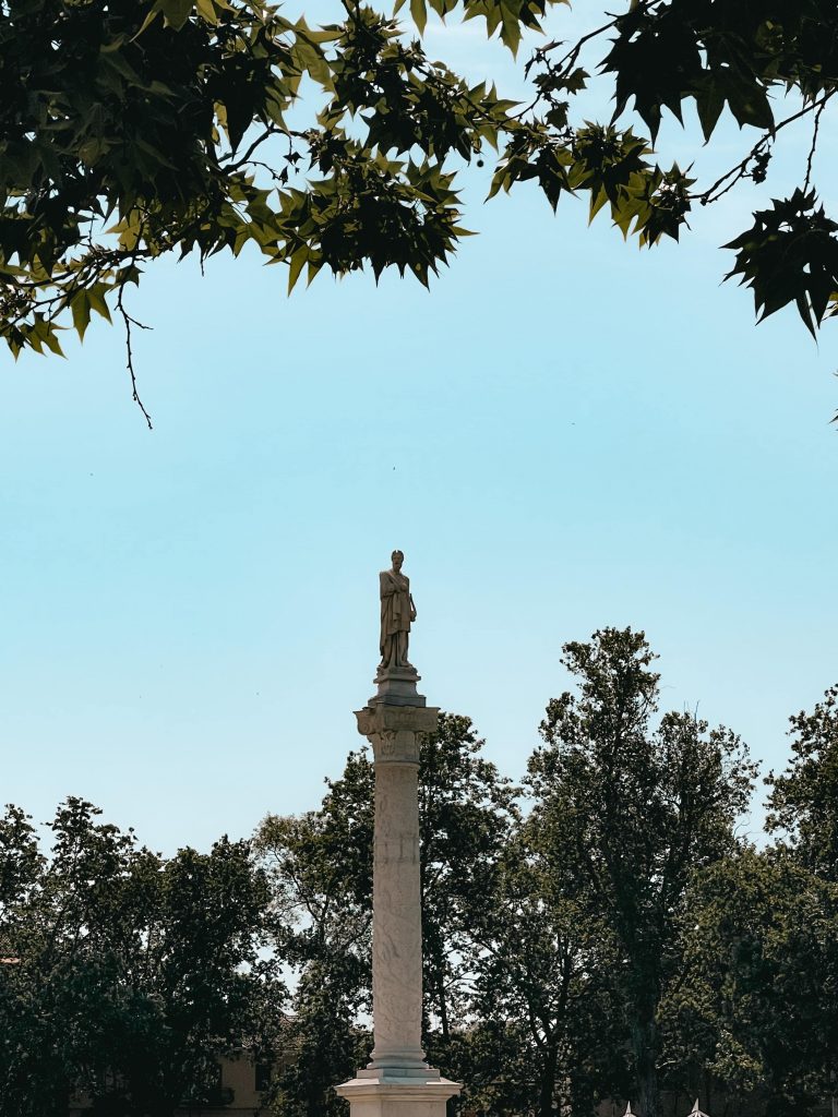 colonna con statua di Ariosto a Ferrara in Piazza Ariostea