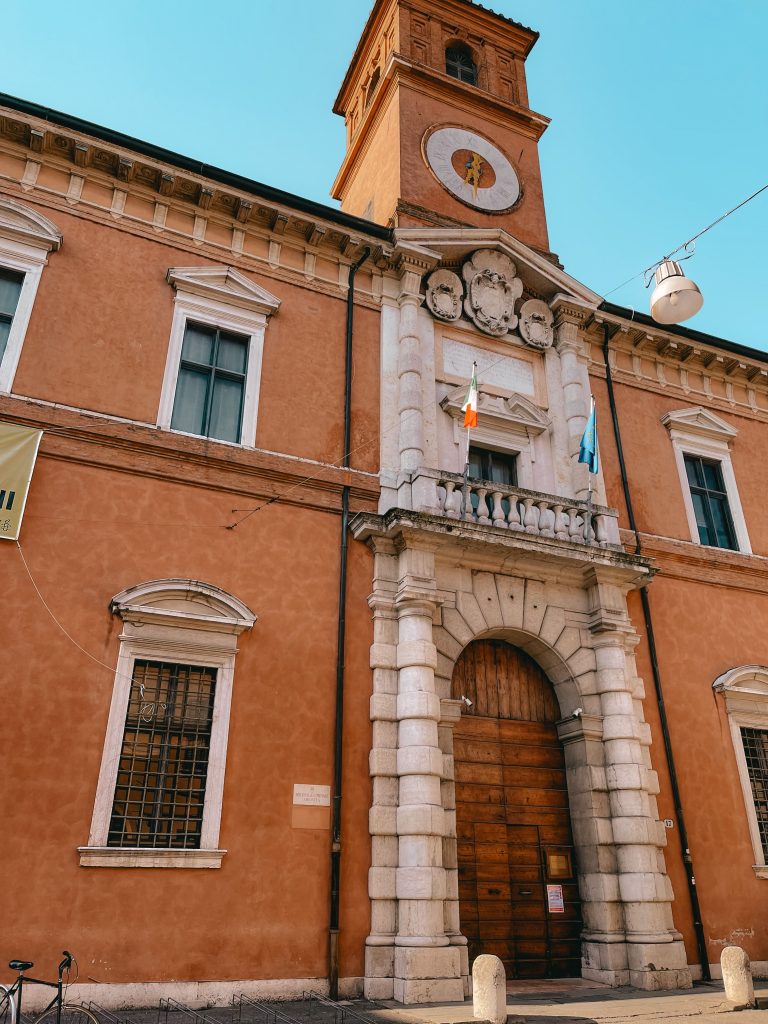 biblioteca ariostea a Ferrara per itinerario Ariosto a Ferrara