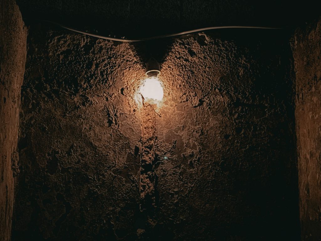 dettaglio lampadina della galleria borbonica: napoli sotterranea