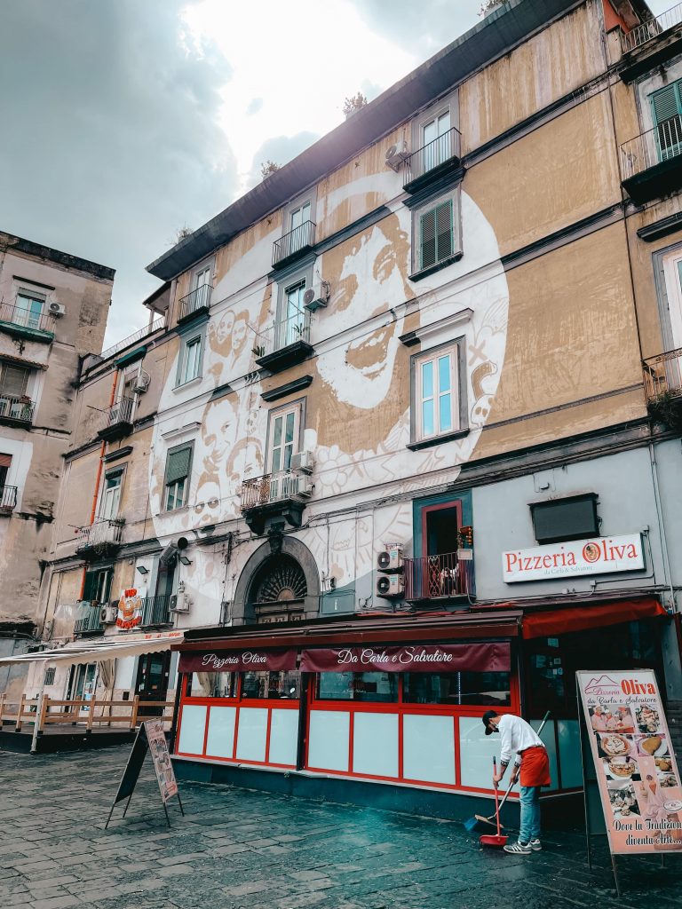 murales luce nell'itinerario sulla street art di Napoli
