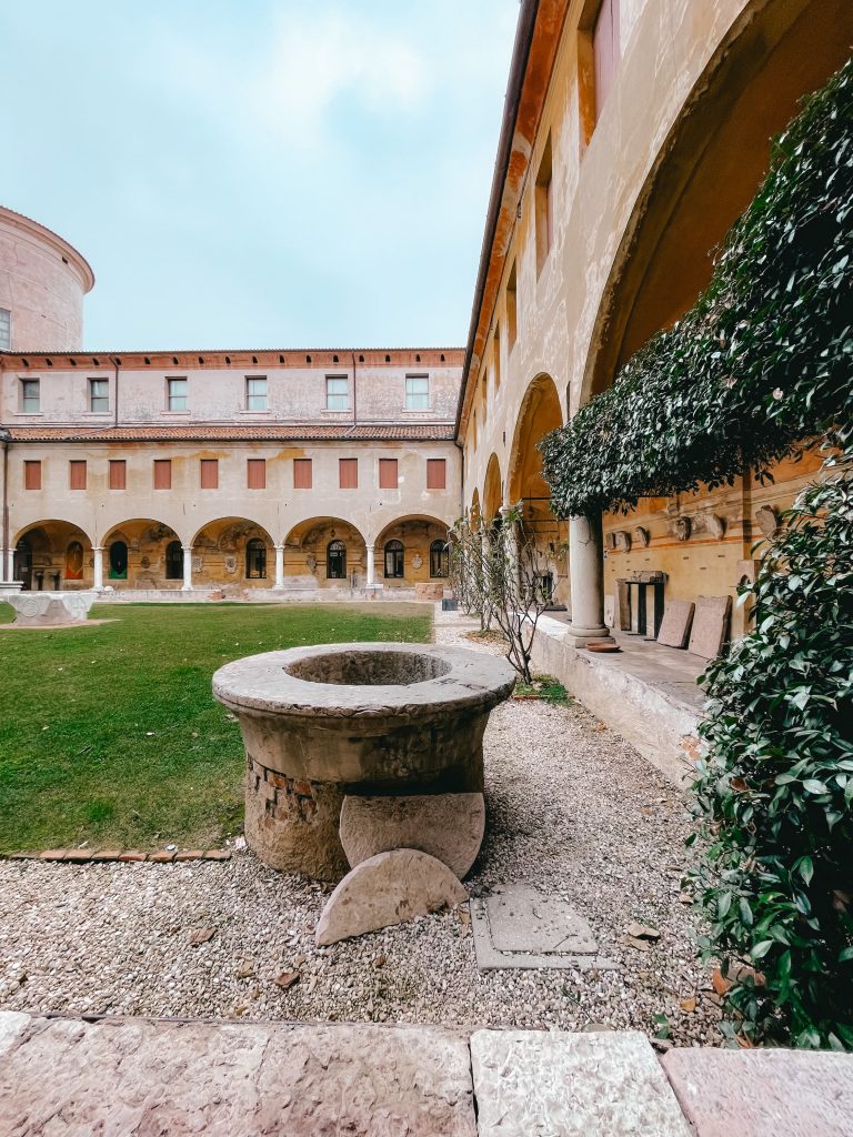 chiostro in centro a Bassano del Grappa